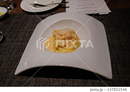 旅先のホテルのレストランで食べる美味しいディナー 旅先のホテルのレストランで食べる美味しいディナー 137852548