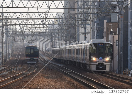 複々線東海道本線 さくら夙川駅を通過する 下り電車 複々線東海道本線 さくら夙川駅を通過する 下り電車 137852797