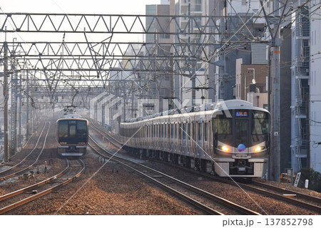 複々線東海道本線 さくら夙川駅を通過する 下り電車 複々線東海道本線 さくら夙川駅を通過する 下り電車 137852798