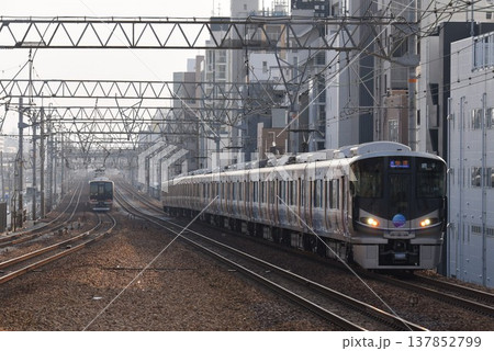 複々線東海道本線 さくら夙川駅を通過する 下り電車 複々線東海道本線 さくら夙川駅を通過する 下り電車 137852799