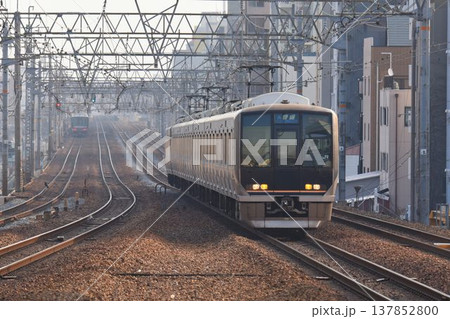 複々線東海道本線 さくら夙川駅を通過する 下り電車 複々線東海道本線 さくら夙川駅を通過する 下り電車 137852800