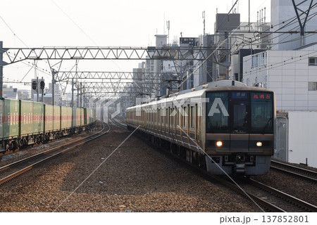 複々線東海道本線　さくら夙川駅を通過する　下り電車 137852801