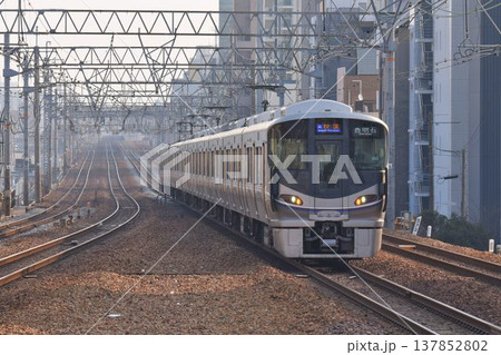 複々線東海道本線　さくら夙川駅を通過する　下り電車 137852802