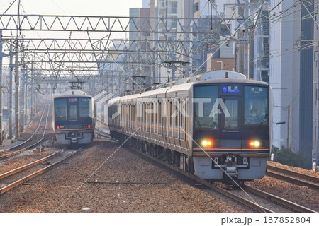 複々線東海道本線　さくら夙川駅を通過する　下り電車 137852804