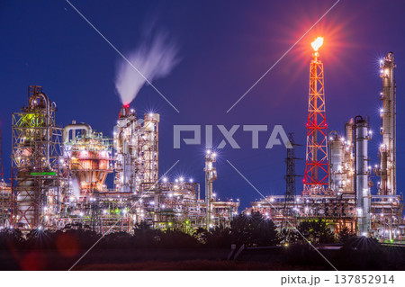三重県　四日市市　工場夜景　磯津・鈴鹿川河口から 137852914