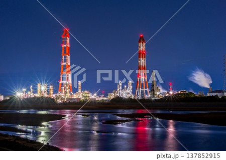 三重県 四日市市 工場夜景 磯津・鈴鹿川河口から 三重県 四日市市 工場夜景 磯津・鈴鹿川河口から 137852915