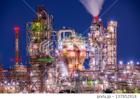 三重県　四日市市　工場夜景　磯津・鈴鹿川河口から 137852918