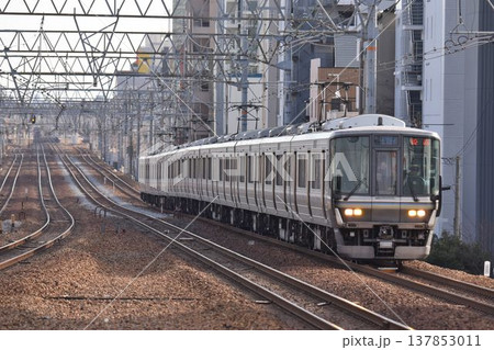複々線東海道本線　さくら夙川駅を通過する　下り電車 137853011