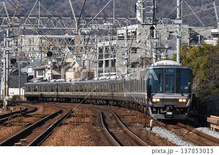 複々線東海道本線　さくら夙川駅を通過する　上り電車 137853013