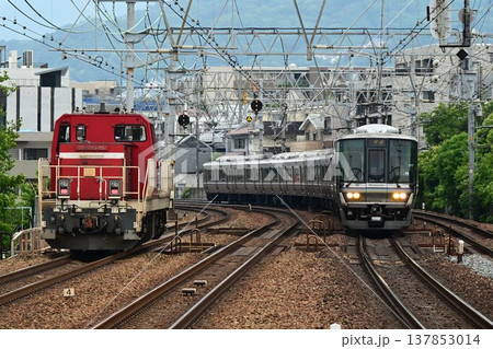 複々線東海道本線　さくら夙川駅を通過する　上り電車 137853014