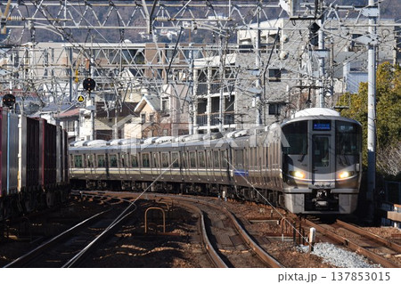 複々線東海道本線 さくら夙川駅を通過する 上り電車 複々線東海道本線 さくら夙川駅を通過する 上り電車 137853015