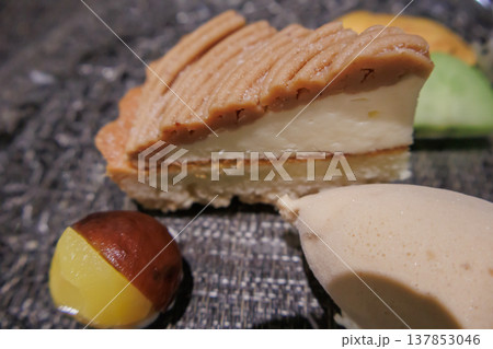 旅先のホテルのレストランで食べる美味しいディナー 旅先のホテルのレストランで食べる美味しいディナー 137853046
