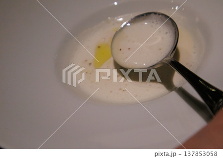 旅先のホテルのレストランで食べる美味しいディナー 旅先のホテルのレストランで食べる美味しいディナー 137853058