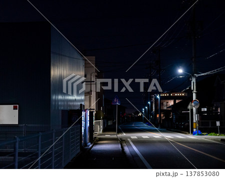 夜景,住宅街,日本の道路,街灯,無人,夜の街並み,道路風景,静かな夜,郊外,背景素材 137853080