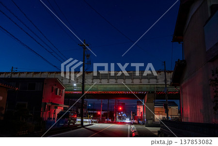夜景,道路,日本の街並み,高架橋,赤信号,住宅街,無人,夜の風景,都市風景,交通 夜景,道路,日本の街並み,高架橋,赤信号,住宅街,無人,夜の風景,都市風景,交通 137853082