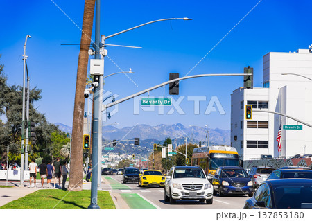 ロサンゼルス　ビバリーヒルズの幹線道路　サンタモニカ・ブールバード 137853180