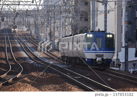 複々線東海道本線 さくら夙川駅を通過 高速特急スーパーはくと 複々線東海道本線 さくら夙川駅を通過 高速特急スーパーはくと 137853182