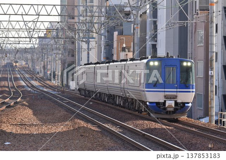 複々線東海道本線　さくら夙川駅を通過　高速特急スーパーはくと 137853183