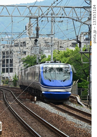 複々線東海道本線　さくら夙川駅を通過　高速特急スーパーはくと 137853184