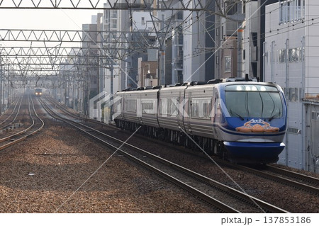 複々線東海道本線　さくら夙川駅を通過　高速特急スーパーはくと 137853186