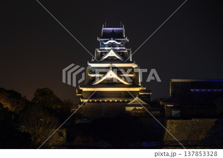 秋の熊本県熊本市 熊本城 夜間ライトアップ 秋の熊本県熊本市 熊本城 夜間ライトアップ 137853328