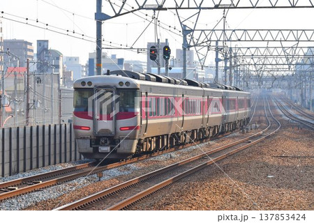 複々線東海道本線　さくら夙川を行く　陰陽連絡特急　はまかぜ 137853424