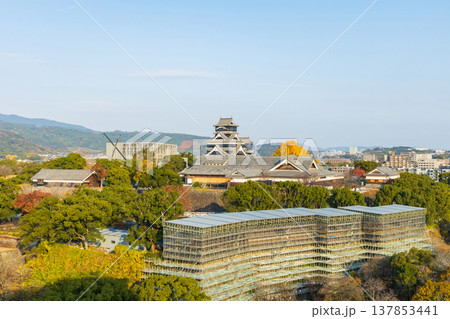 秋の熊本県熊本市 熊本市役所展望ロビーから熊本城を望む 秋の熊本県熊本市 熊本市役所展望ロビーから熊本城を望む 137853441