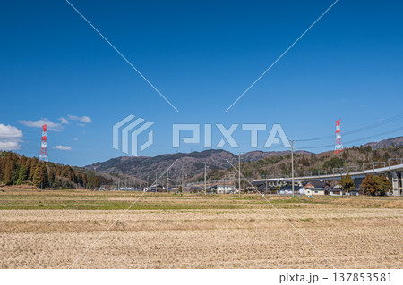 奥琵琶湖西浅井町の田園風景　滋賀県長浜市 137853581