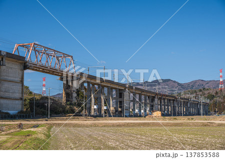 奥琵琶湖西浅井町の田園風景　湖西線　滋賀県長浜市 137853588