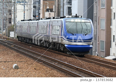 複々線東海道本線　さくら夙川駅を通過　高速特急スーパーはくと 137853682