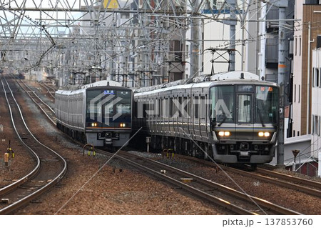複々線東海道本線 さくら夙川駅を通過する 下り電車 複々線東海道本線 さくら夙川駅を通過する 下り電車 137853760