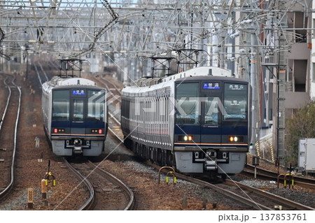 複々線東海道本線　さくら夙川駅を通過する　下り電車 137853761