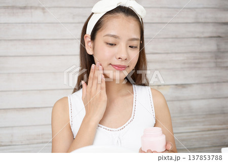 若い女性のスキンケアイメージ 若い女性のスキンケアイメージ 137853788