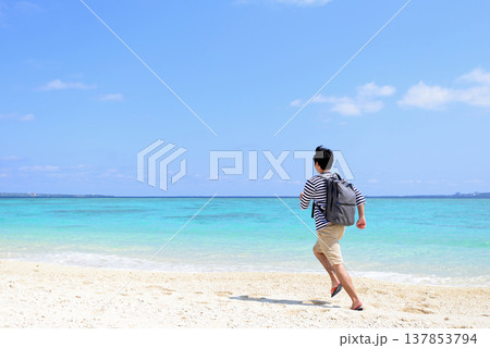 砂浜を走る青年 137853794