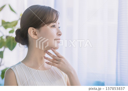 若い女性のビューティーイメージ 137853837