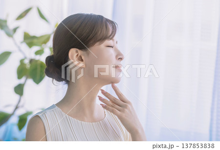 若い女性のビューティーイメージ 137853838