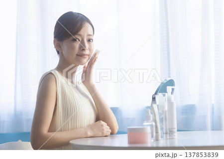 若い女性のビューティーイメージ 137853839
