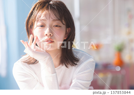 若い女性のビューティーイメージ 137853844