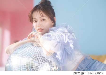 若い女性のビューティーイメージ 137853847