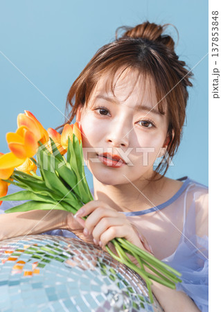 若い女性のビューティーイメージ 137853848