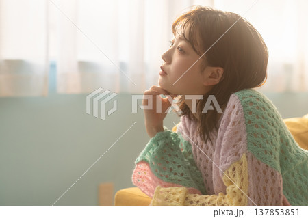 若い女性のポートレート 137853851