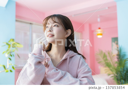 リビングでくつろぐ若い女性 137853854