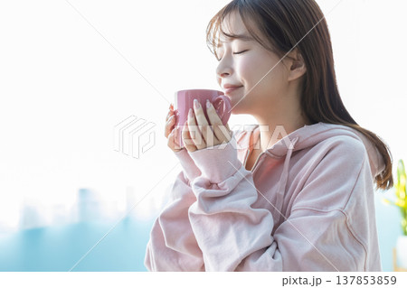 コーヒーを飲む女性 コーヒーを飲む女性 137853859