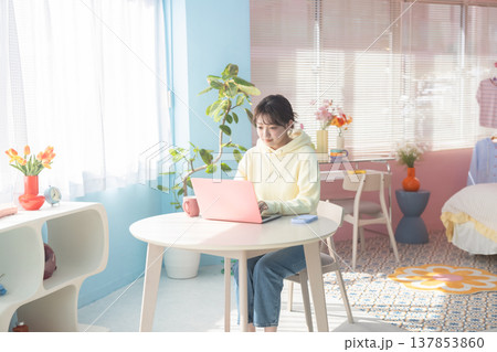 パソコンを使う若い女性 パソコンを使う若い女性 137853860