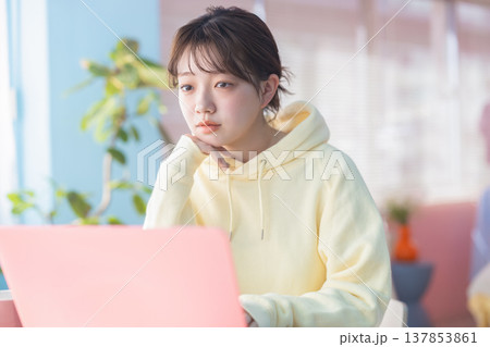 パソコン作業をする若い女性 パソコン作業をする若い女性 137853861