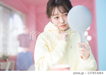 肌トラブルで悩む女性 肌トラブルで悩む女性 137853864