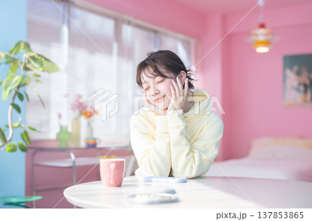 リラックスする女性 137853865