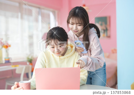 リビングでパソコンを使う女性 リビングでパソコンを使う女性 137853868
