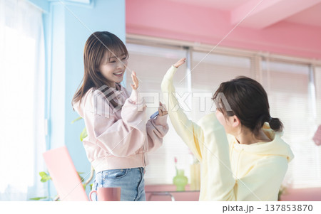 ハイタッチをする女性 137853870