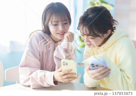 スマートフォンを使う女性 スマートフォンを使う女性 137853873
